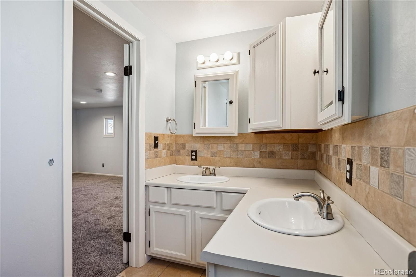 1850 S Hooker Street