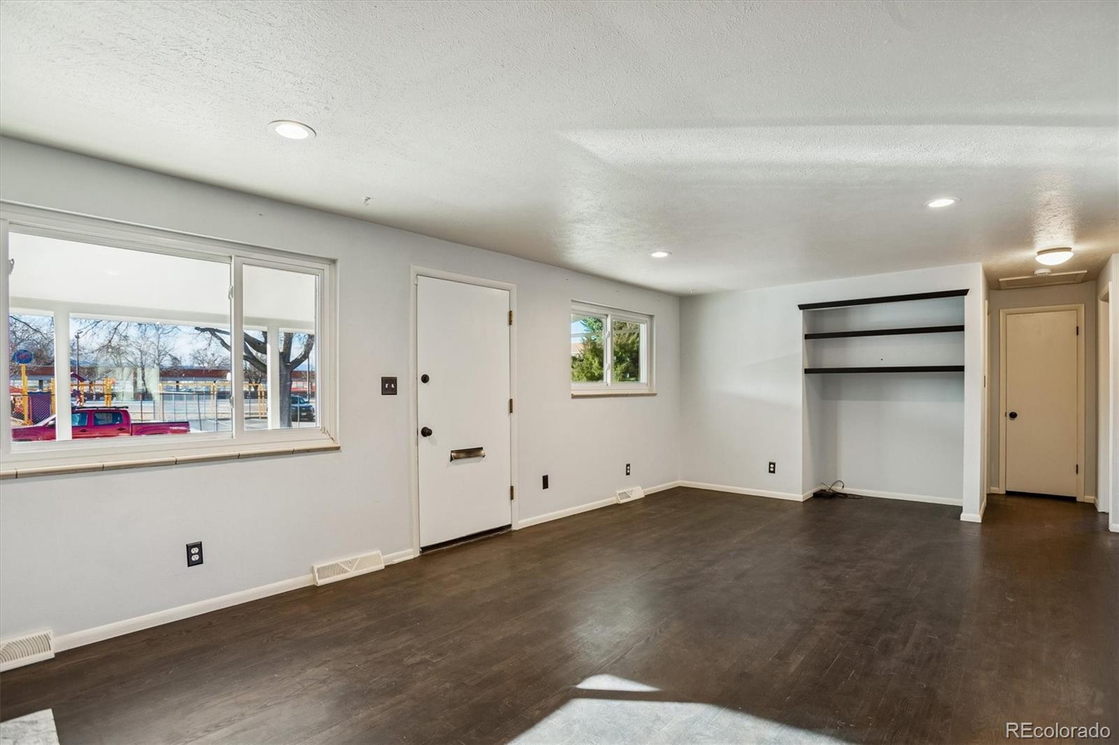 1850 S Hooker Street