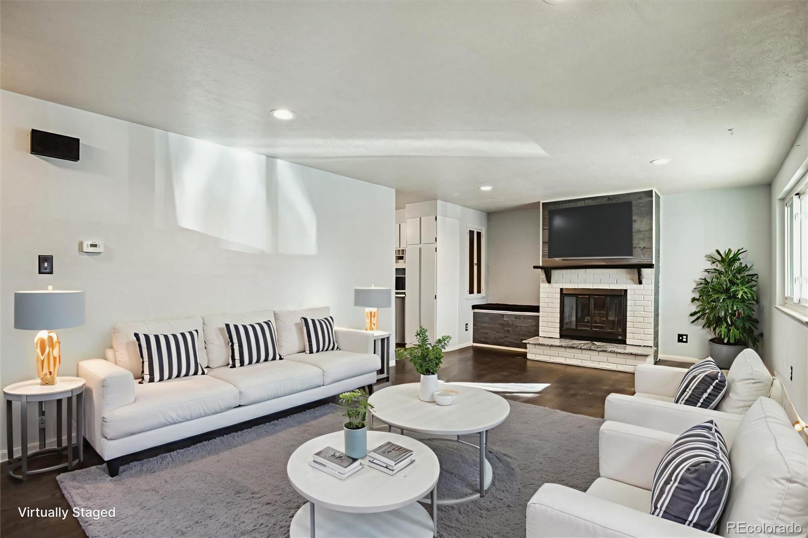 1850 S Hooker Street