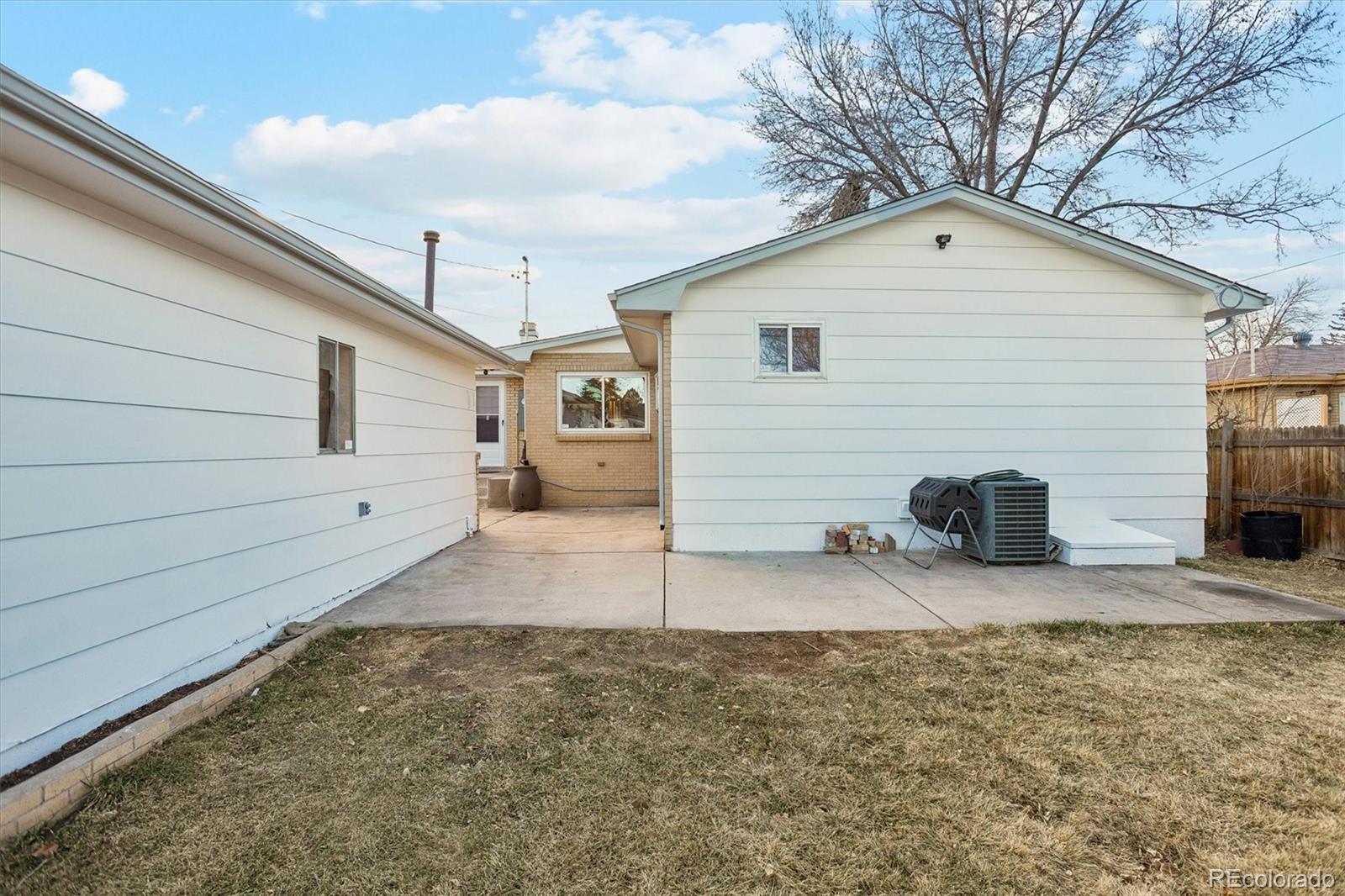 1850 S Hooker Street