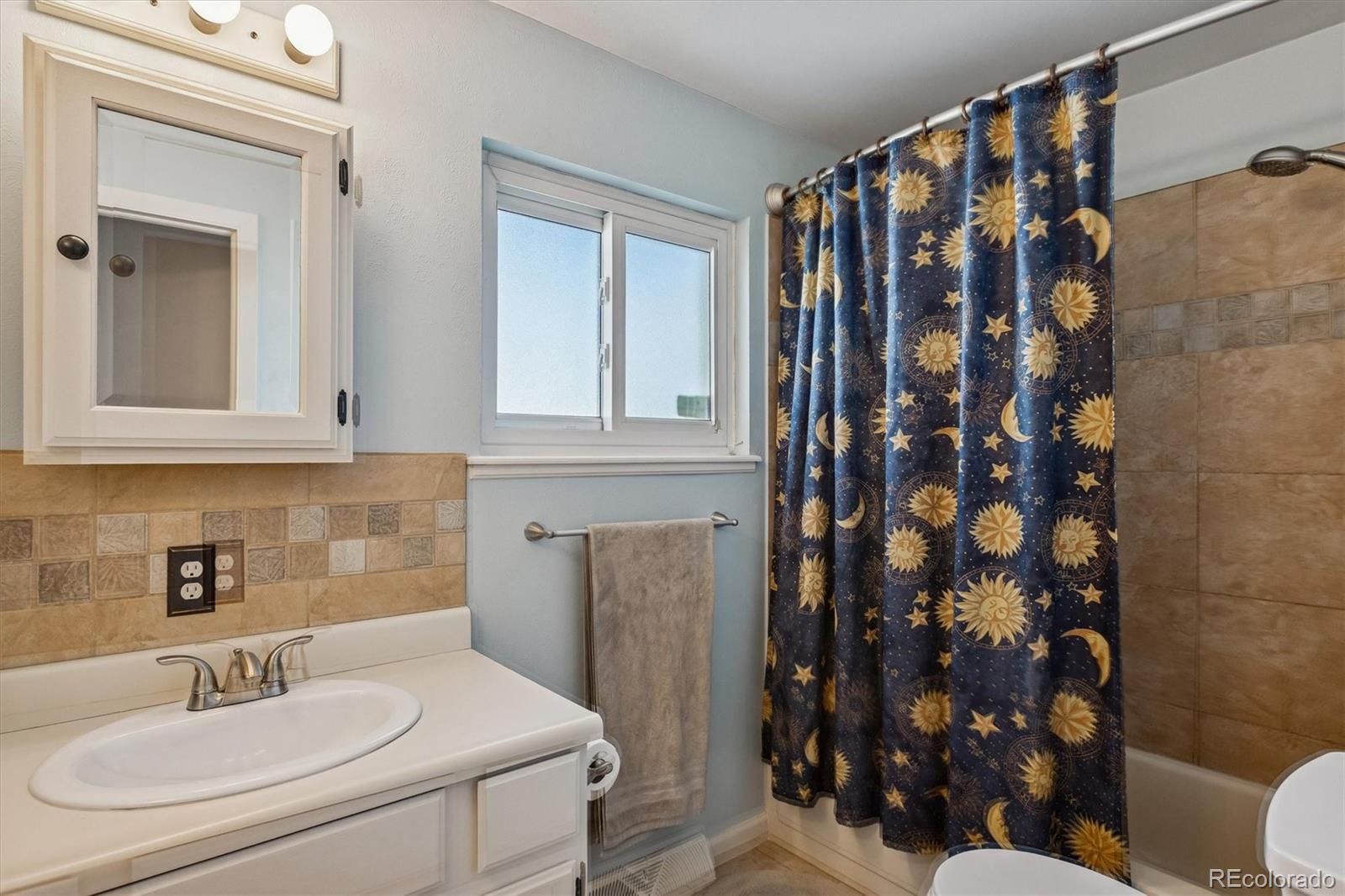 1850 S Hooker Street