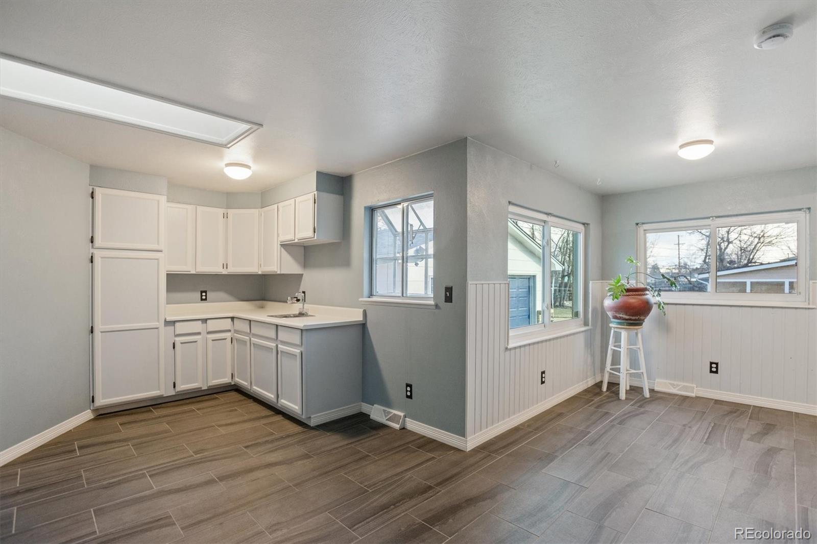 1850 S Hooker Street