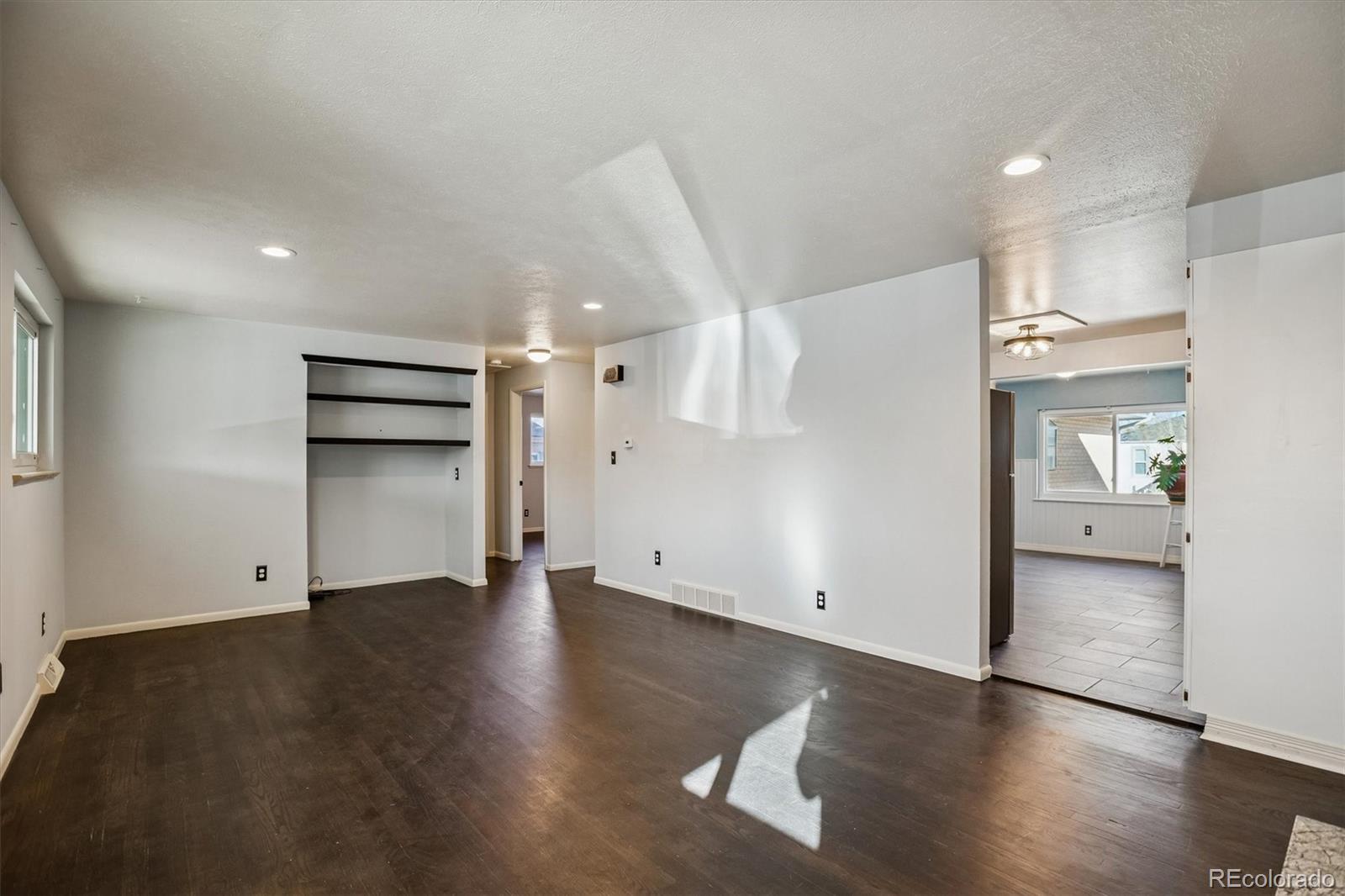 1850 S Hooker Street