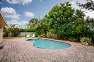 898 SW 10th Avenue