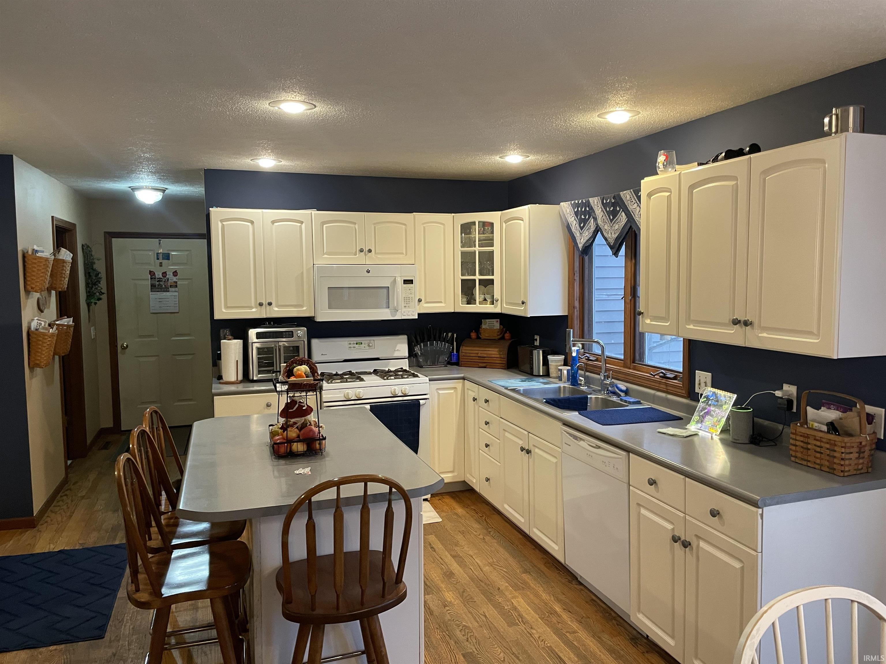 12562 Hillside Drive