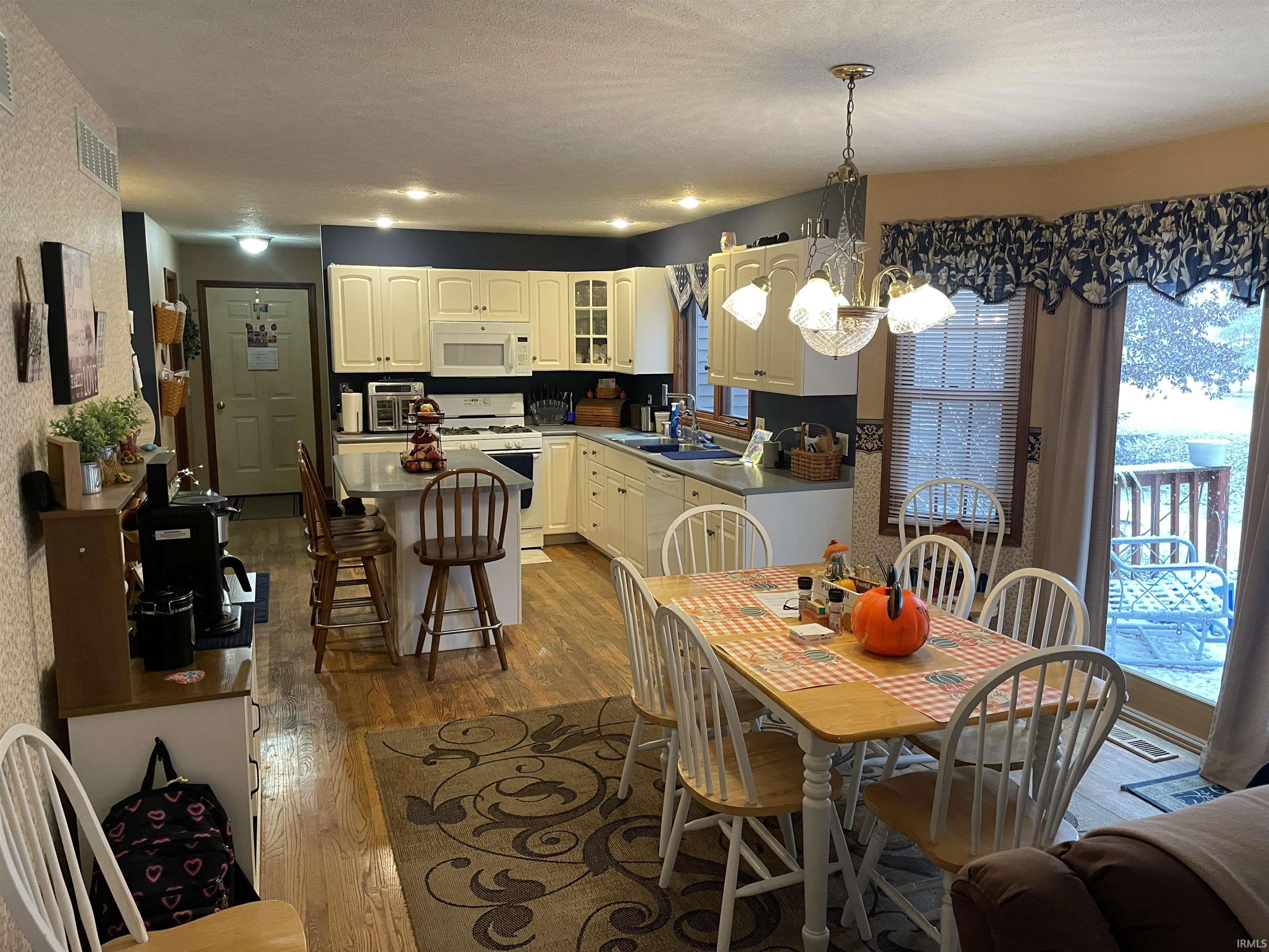 12562 Hillside Drive