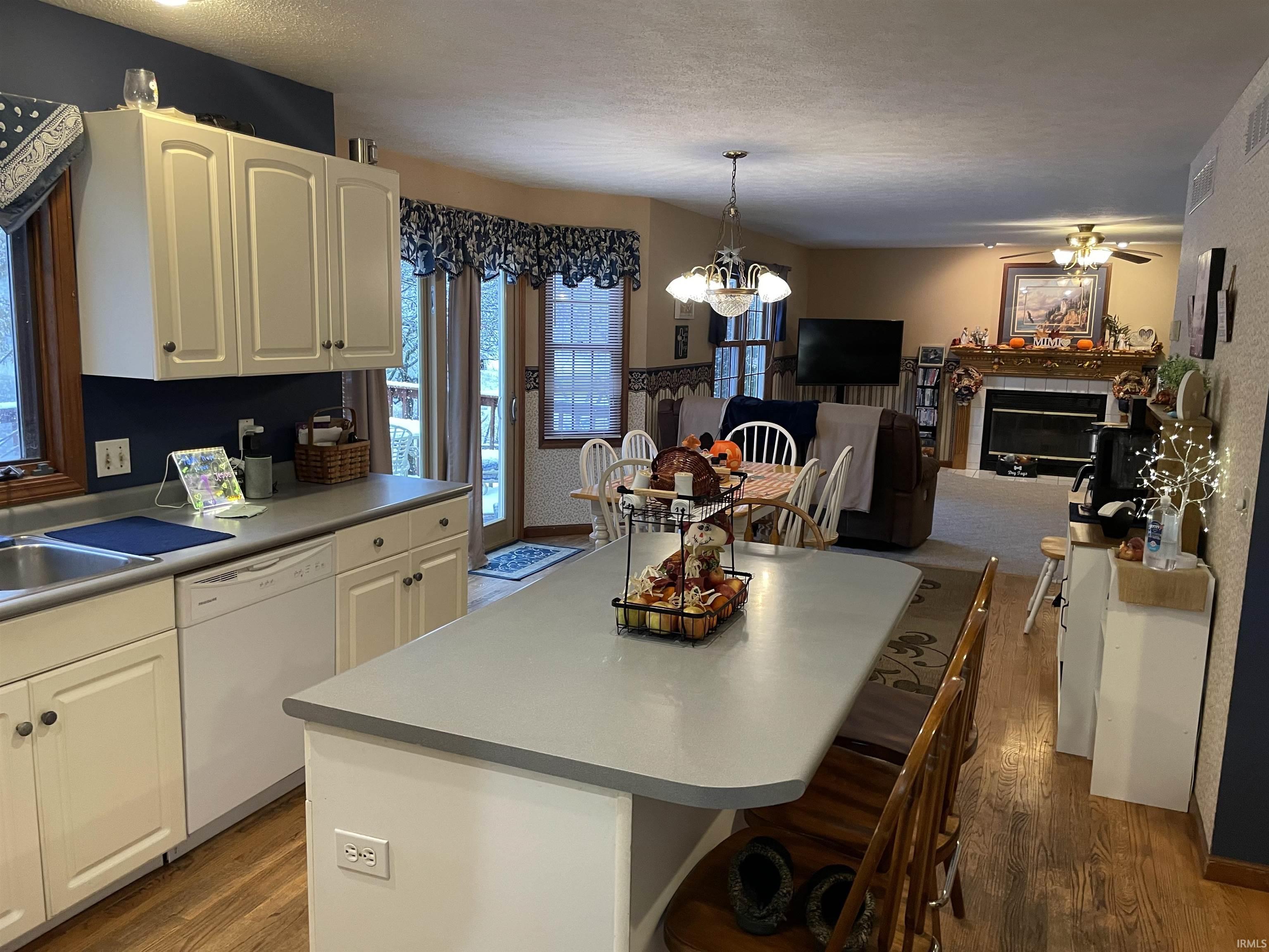 12562 Hillside Drive