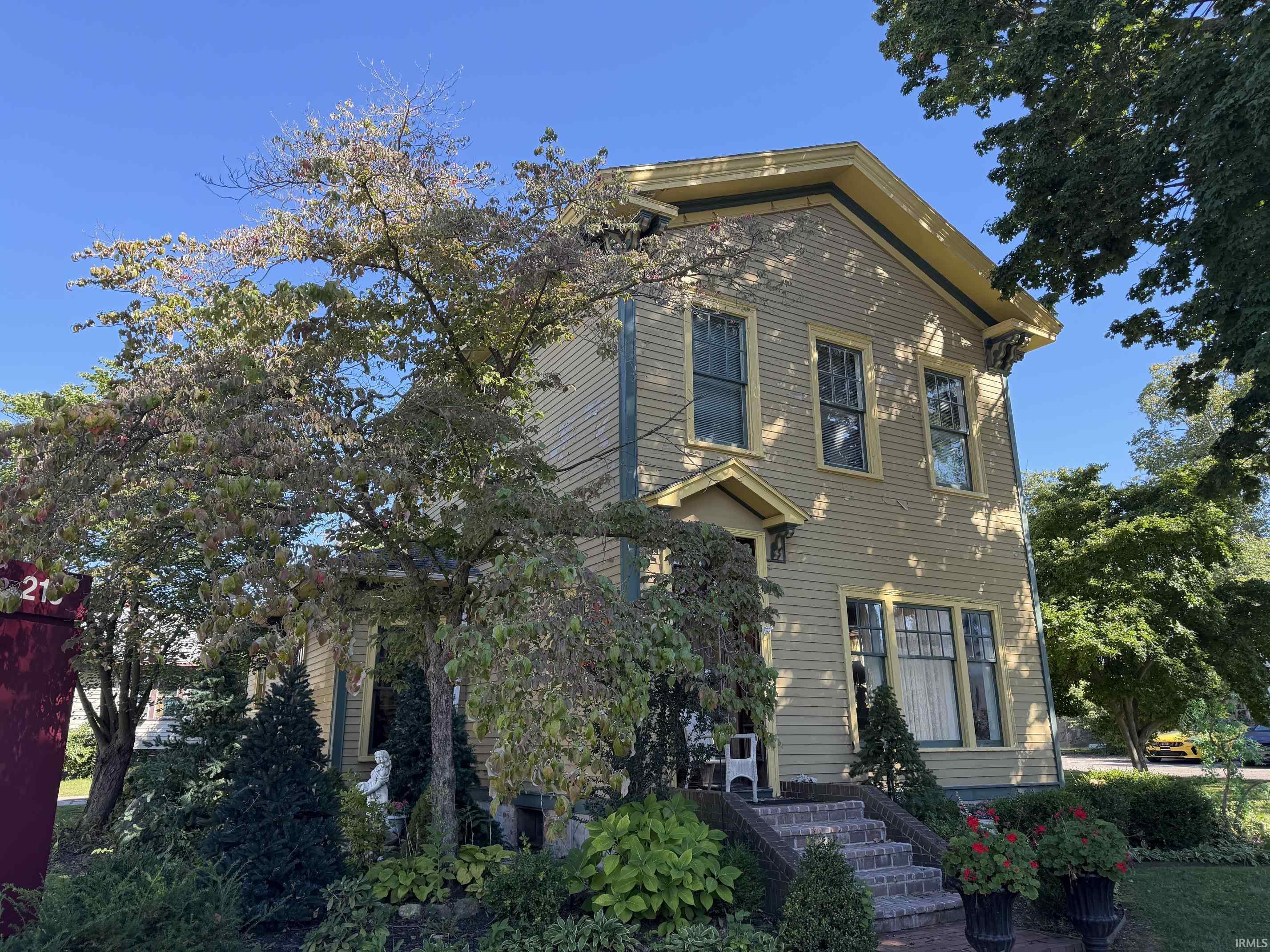 218 W Adams Street