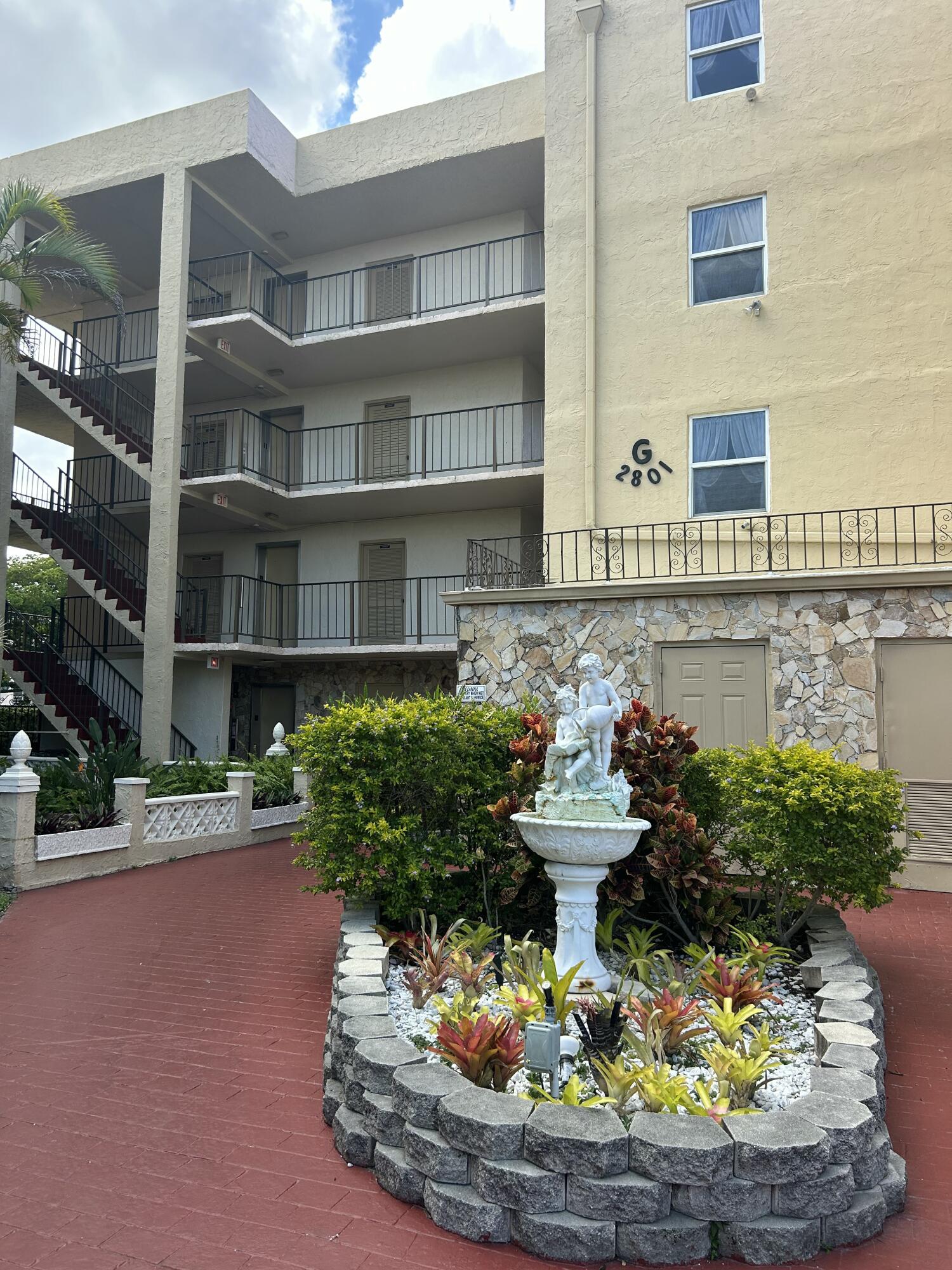 2801 Somerset Drive 201