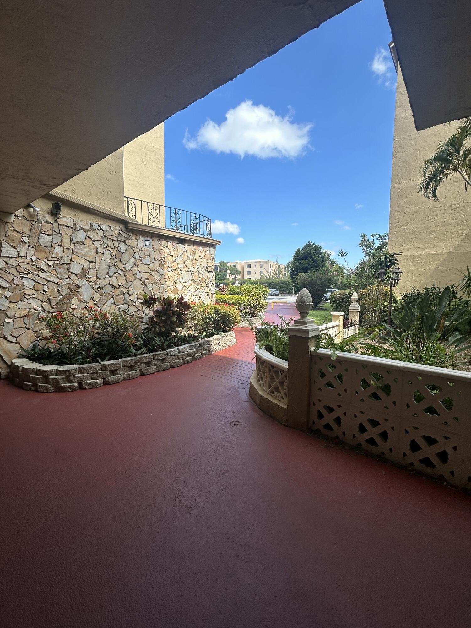 2801 Somerset Drive 201