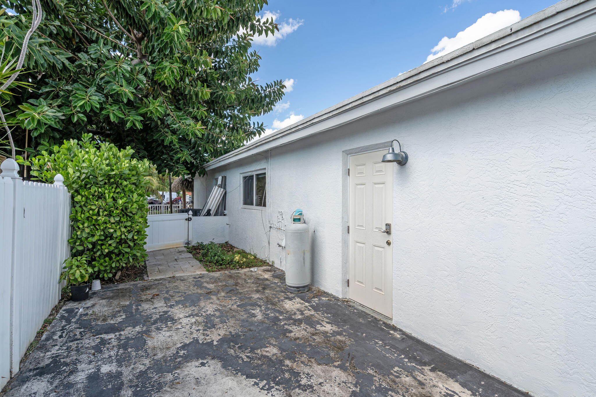 421 SW 18TH Street