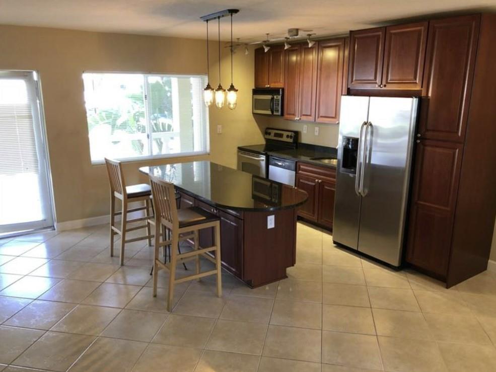 2881 NE 32nd St Unit: 217