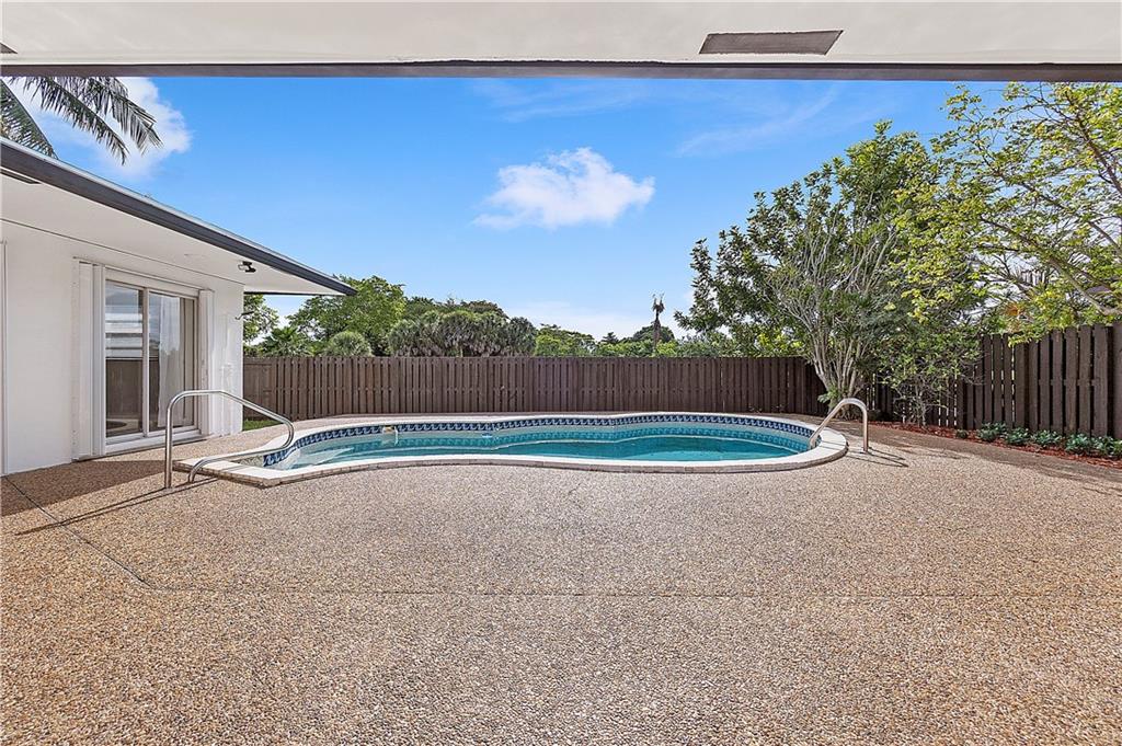 8280 NW 66th Ter