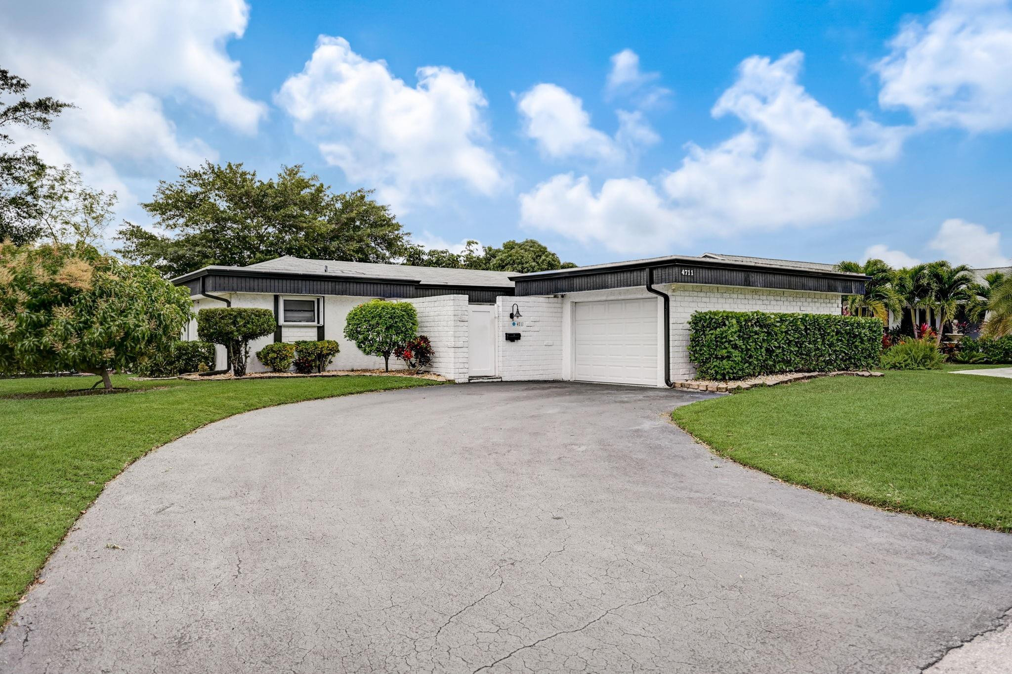 4711 Bayberry Ln