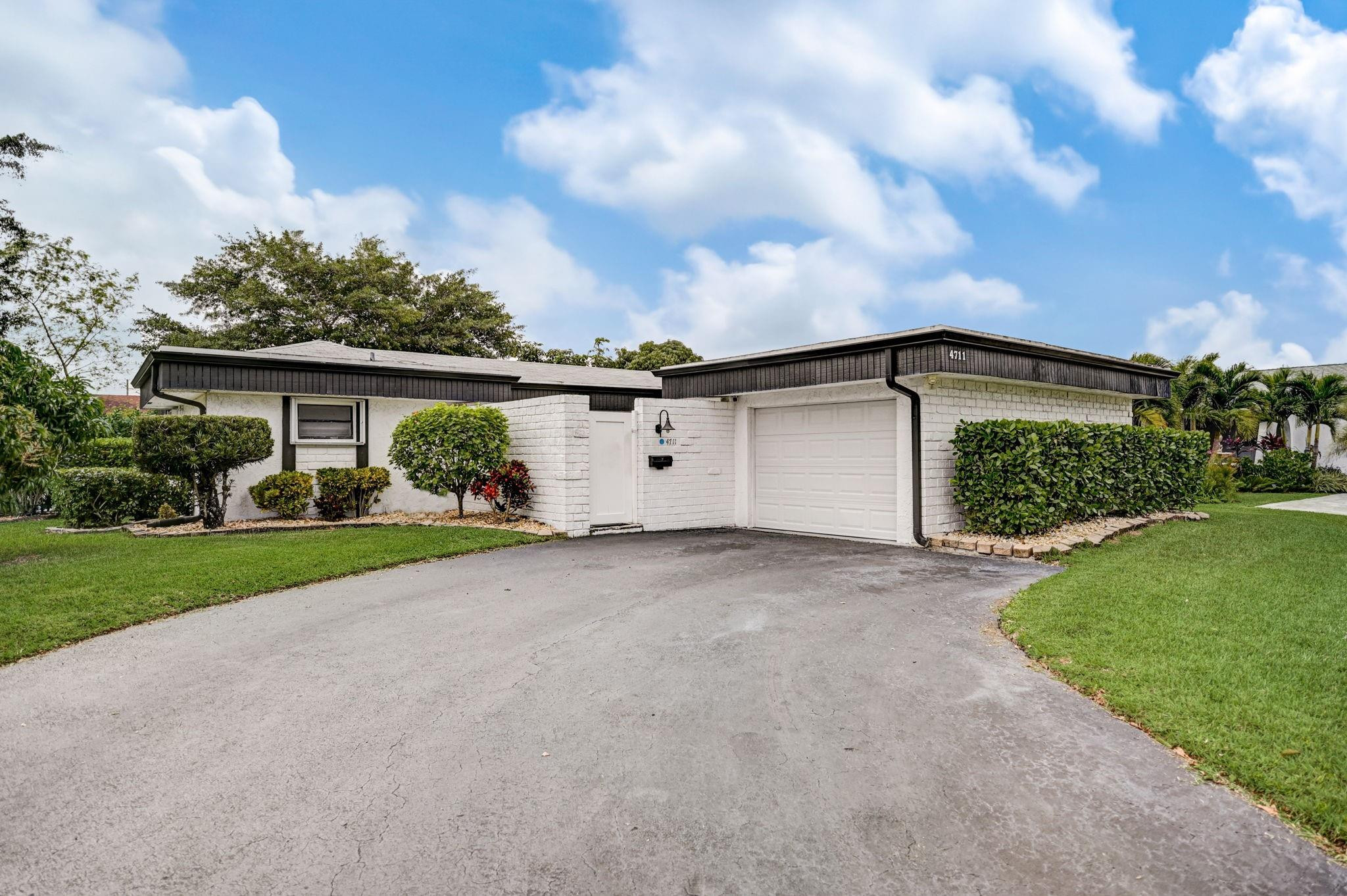 4711 Bayberry Ln