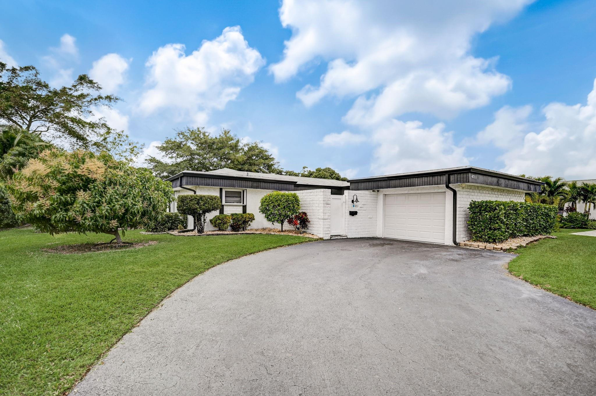 4711 Bayberry Ln
