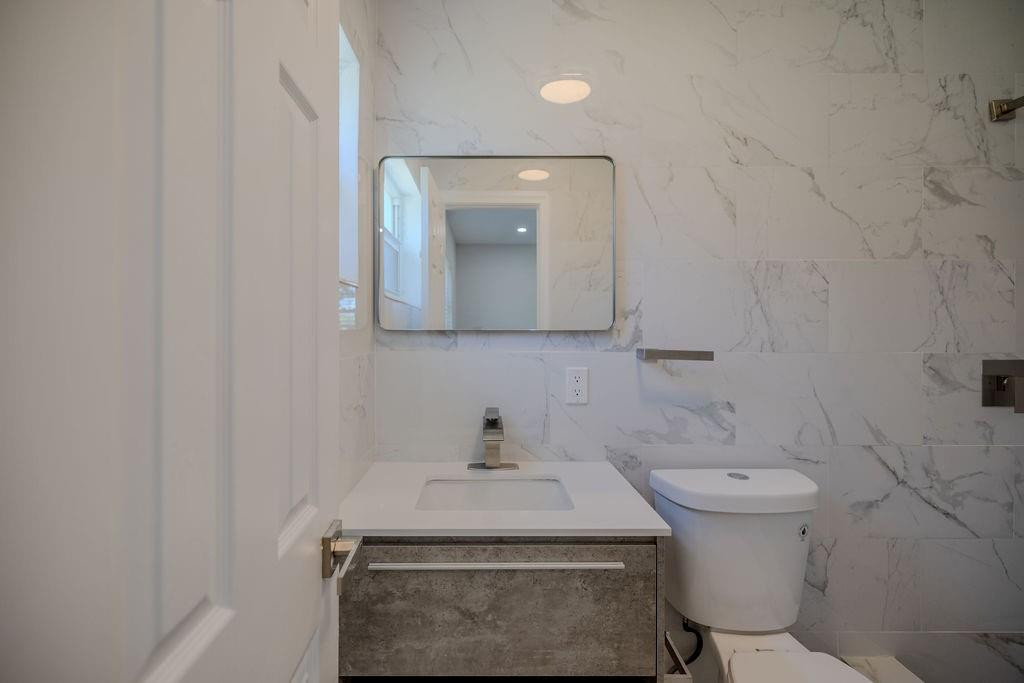 7730 NW 38th St