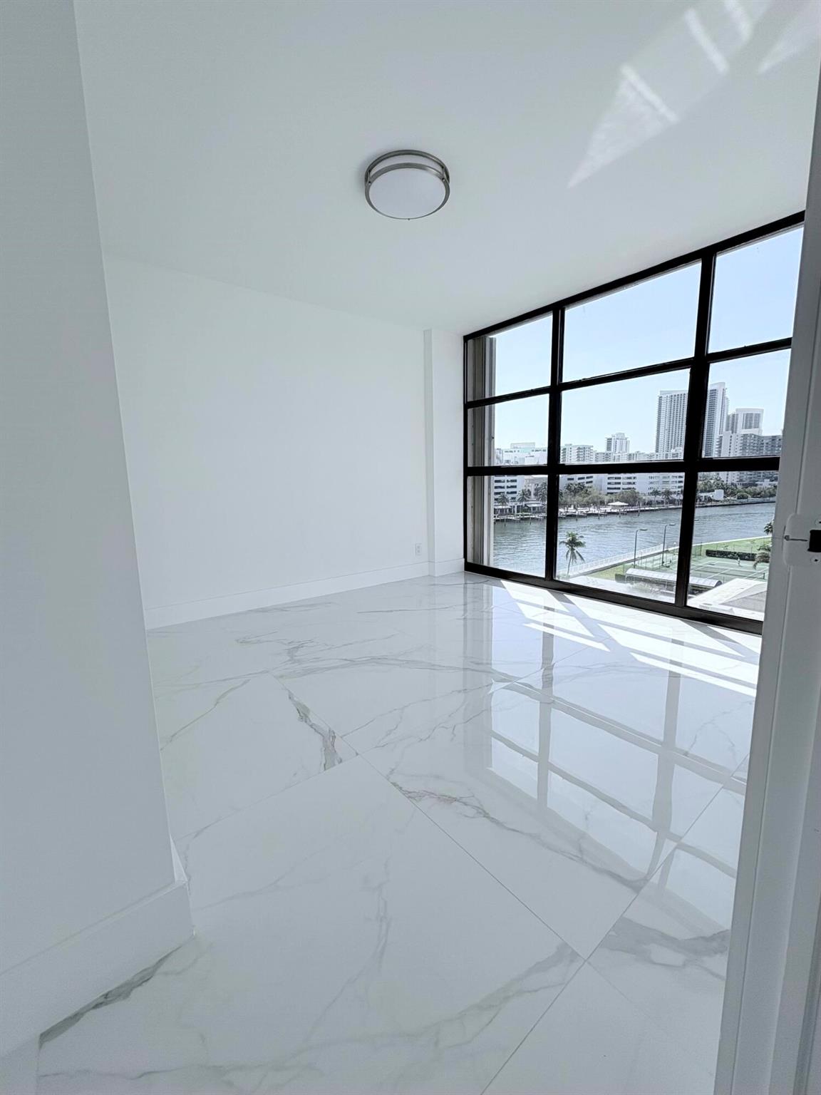 600 Parkview Drive 718