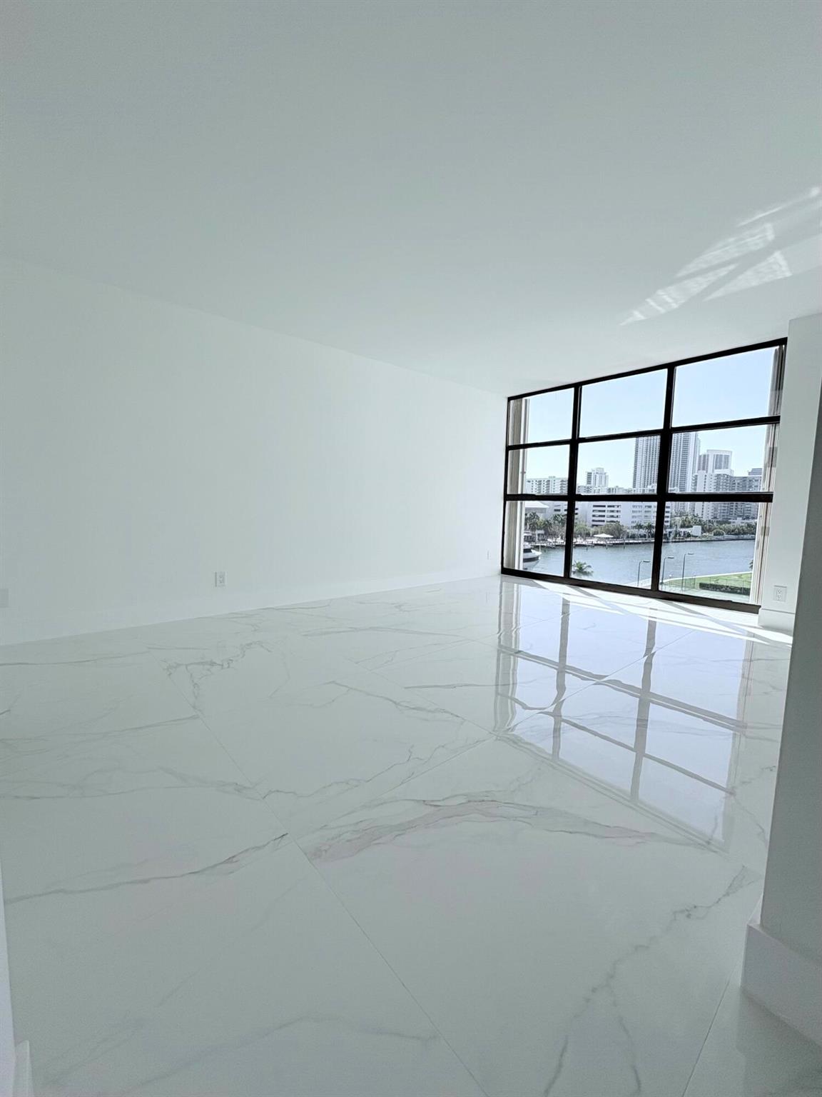 600 Parkview Drive 718