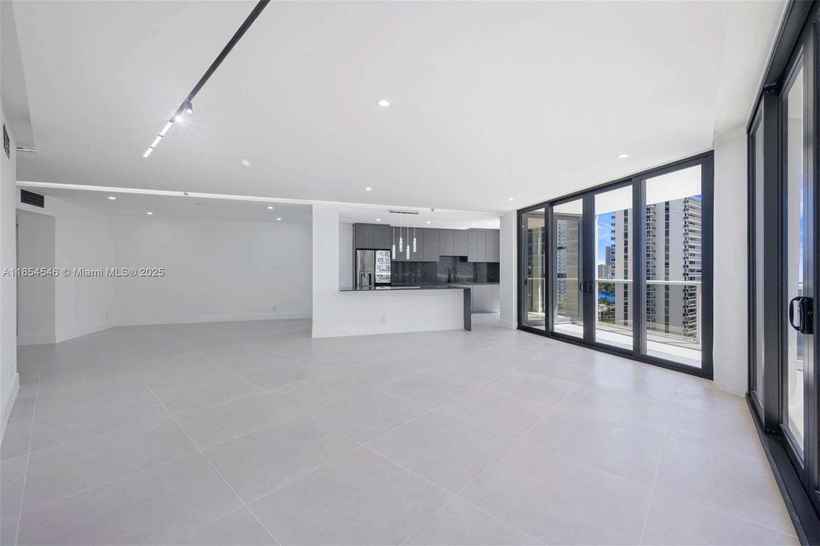 20281 E Country Club Dr # 1008