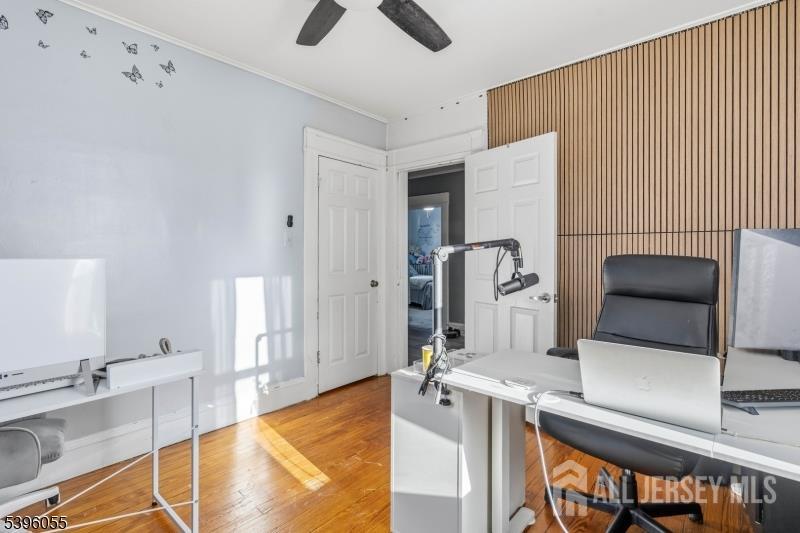 106 W Gibbons Street W