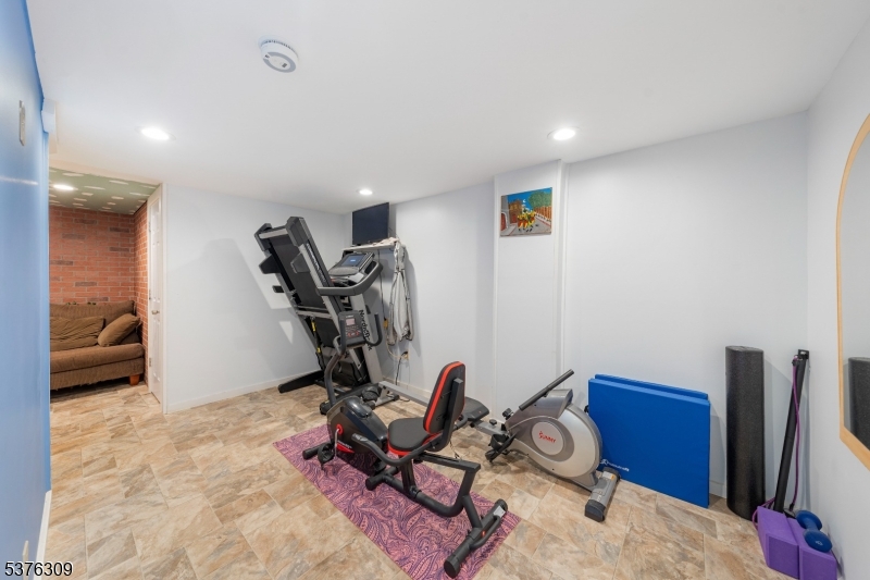 40 Buttonwood Dr