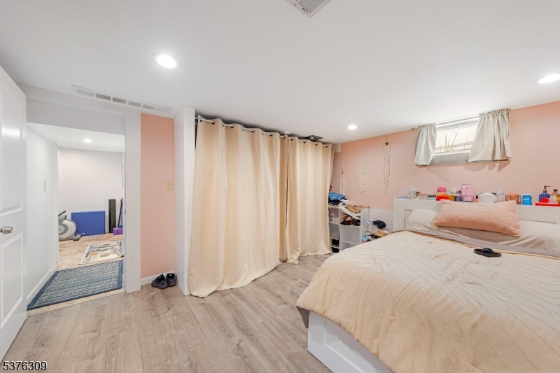 40 Buttonwood Dr