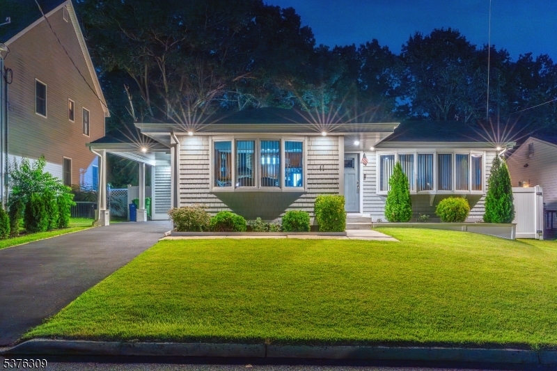 40 Buttonwood Dr
