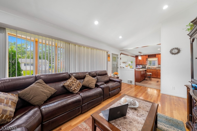 40 Buttonwood Dr