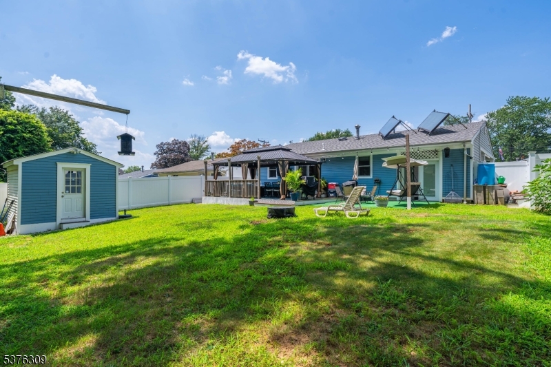 40 Buttonwood Dr
