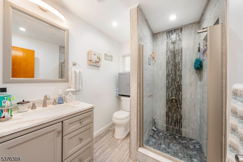 40 Buttonwood Dr
