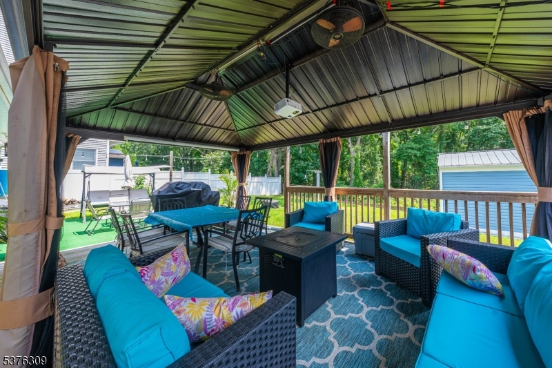 40 Buttonwood Dr