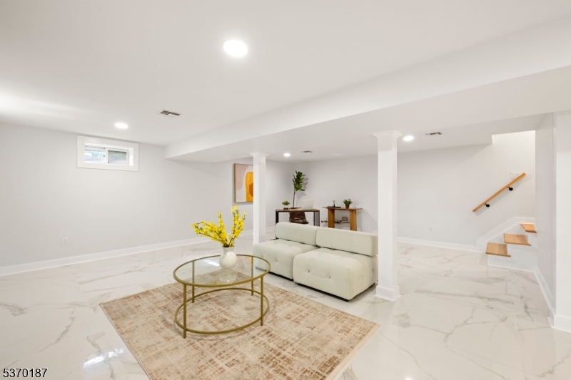 1040 Cranbrook Rd