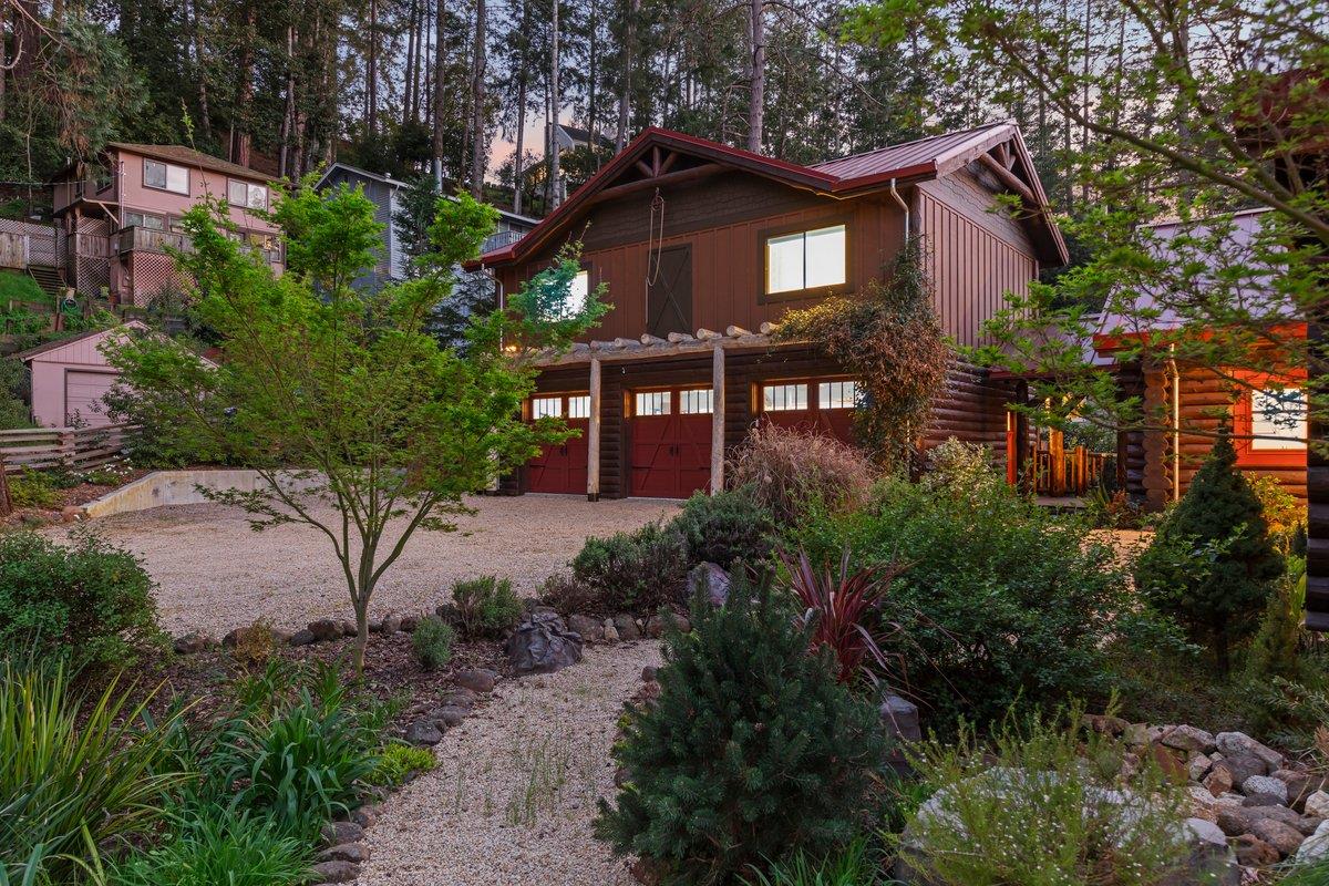 44 Pine Avenue
