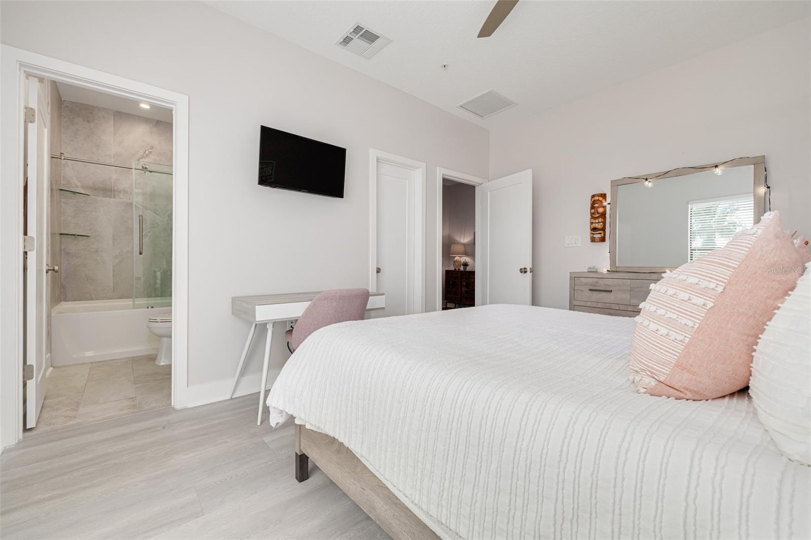 946 HIGHLAND AVE #8