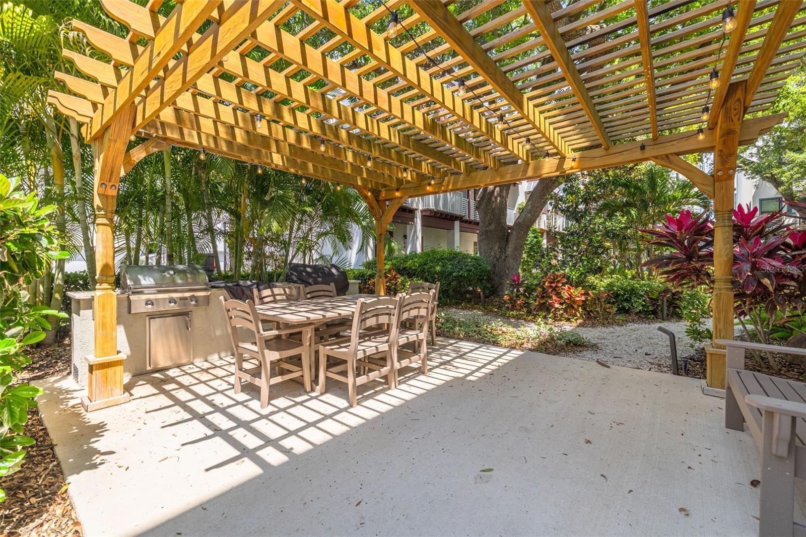 946 HIGHLAND AVE #8