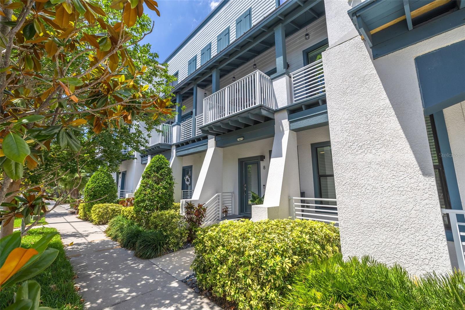 946 HIGHLAND AVE #8