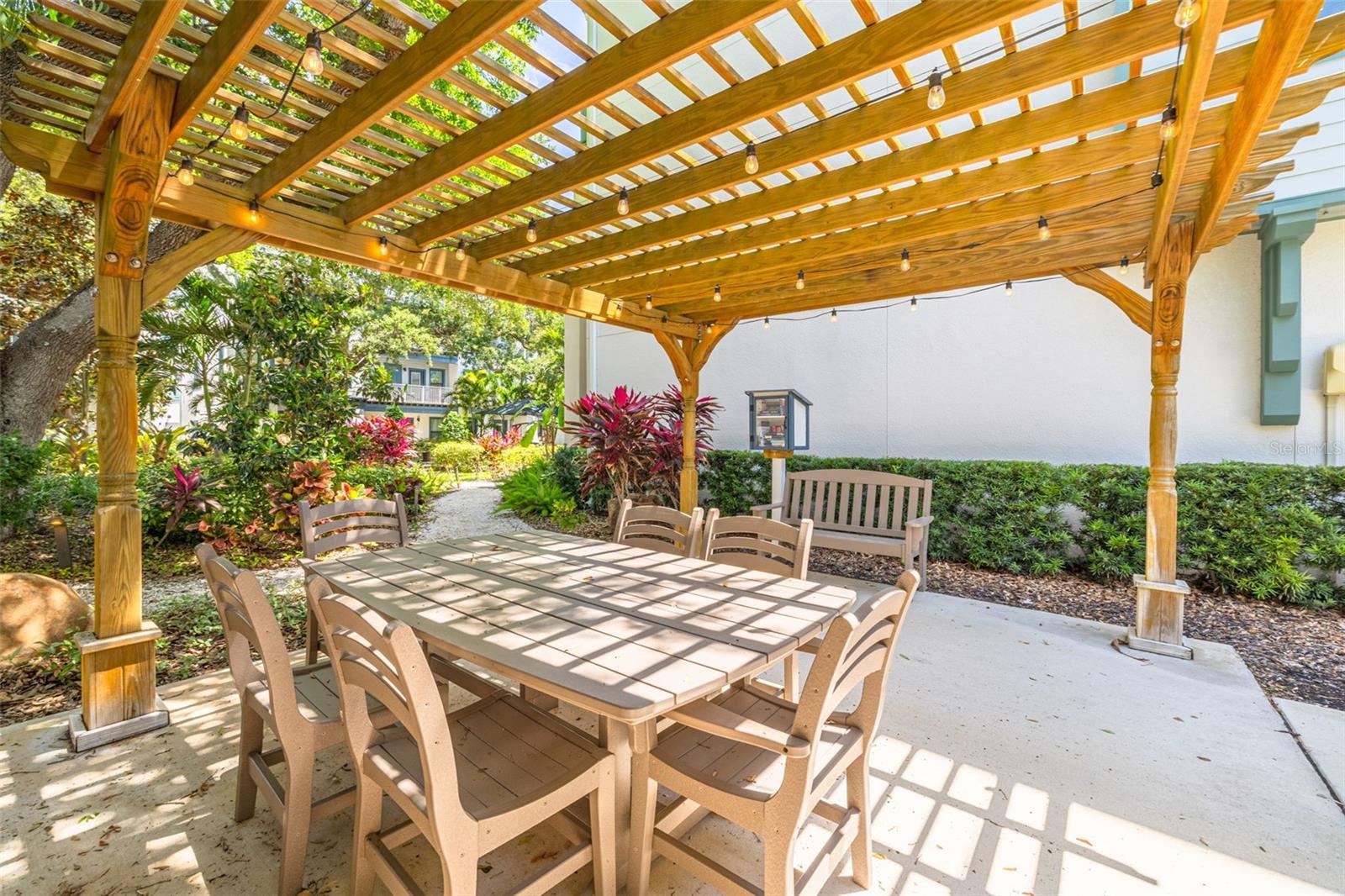946 HIGHLAND AVE #8