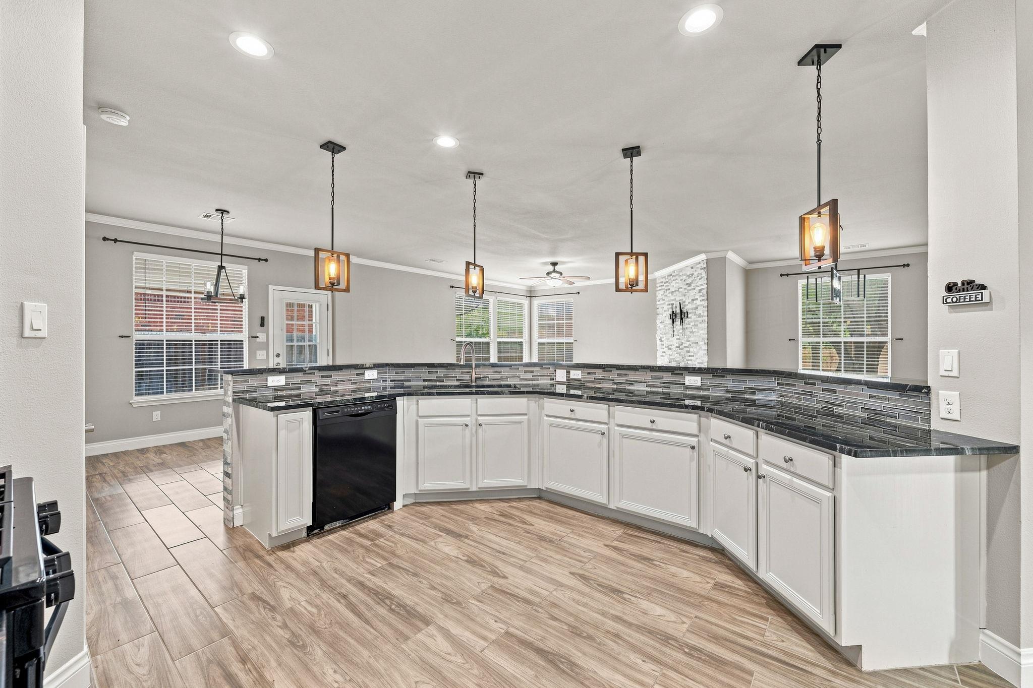 1600 Viki Lynn CT