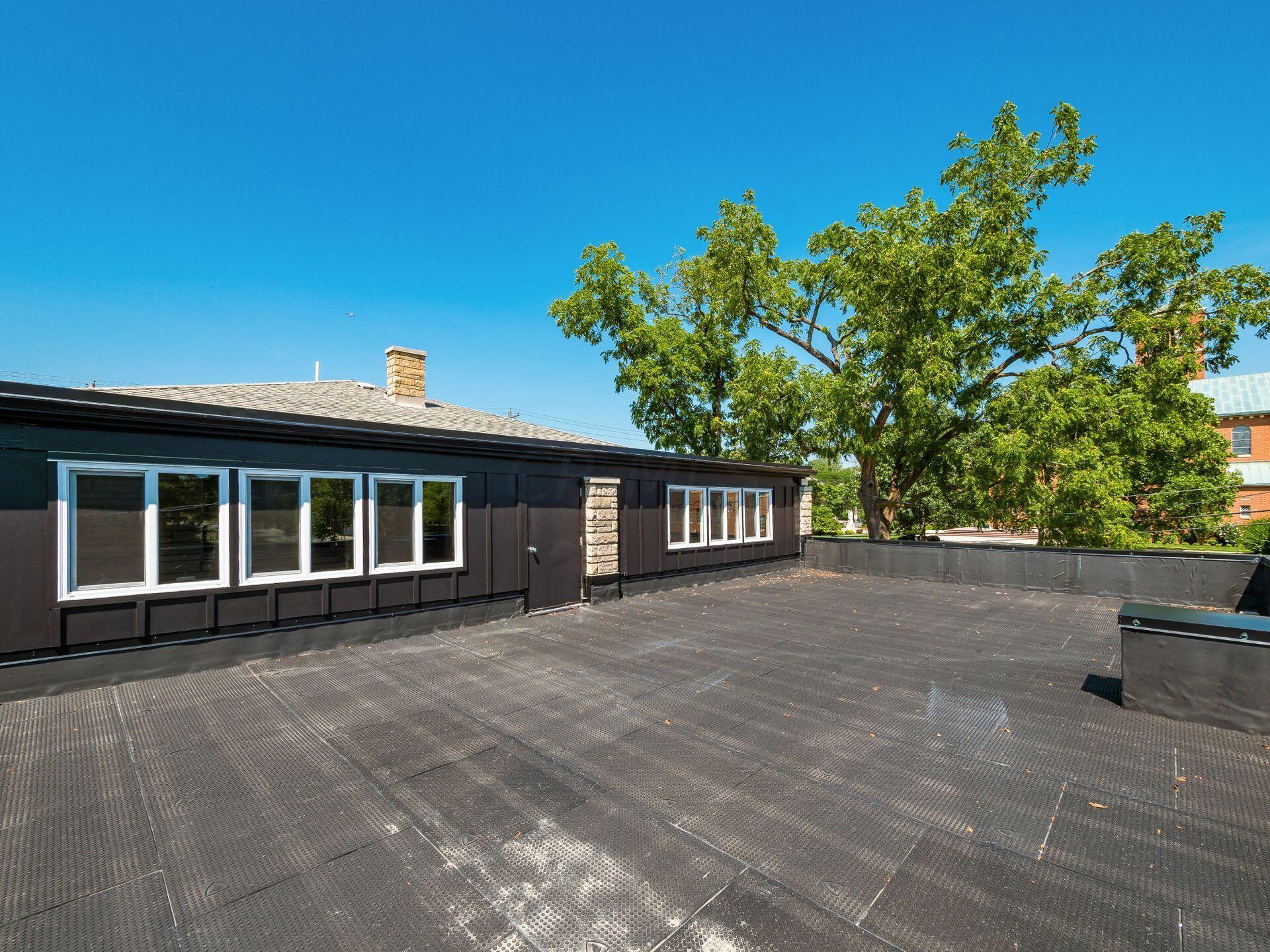 5596 N High Street, 5602