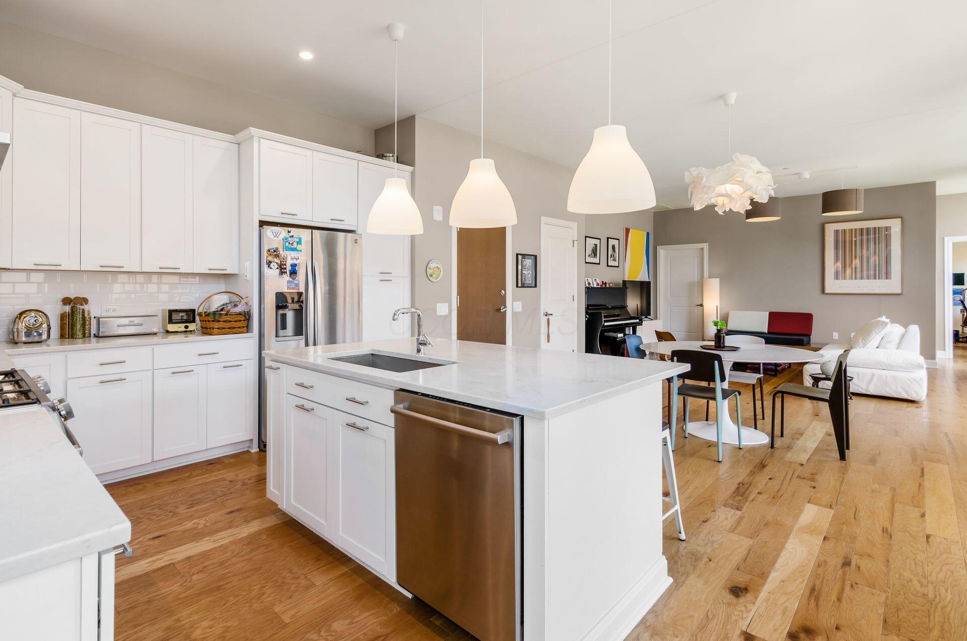 250 W Spring Street, 522