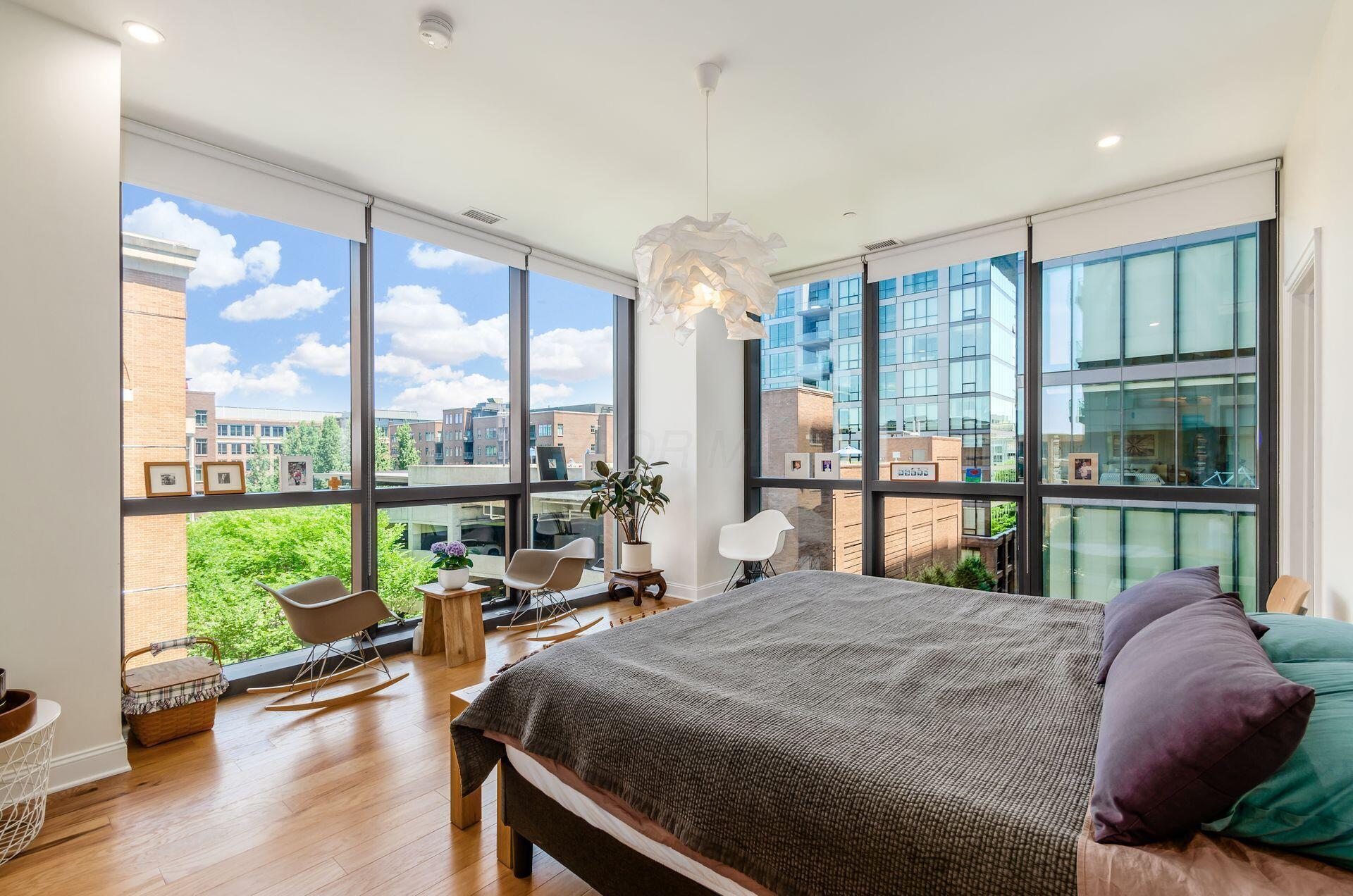 250 W Spring Street, 522