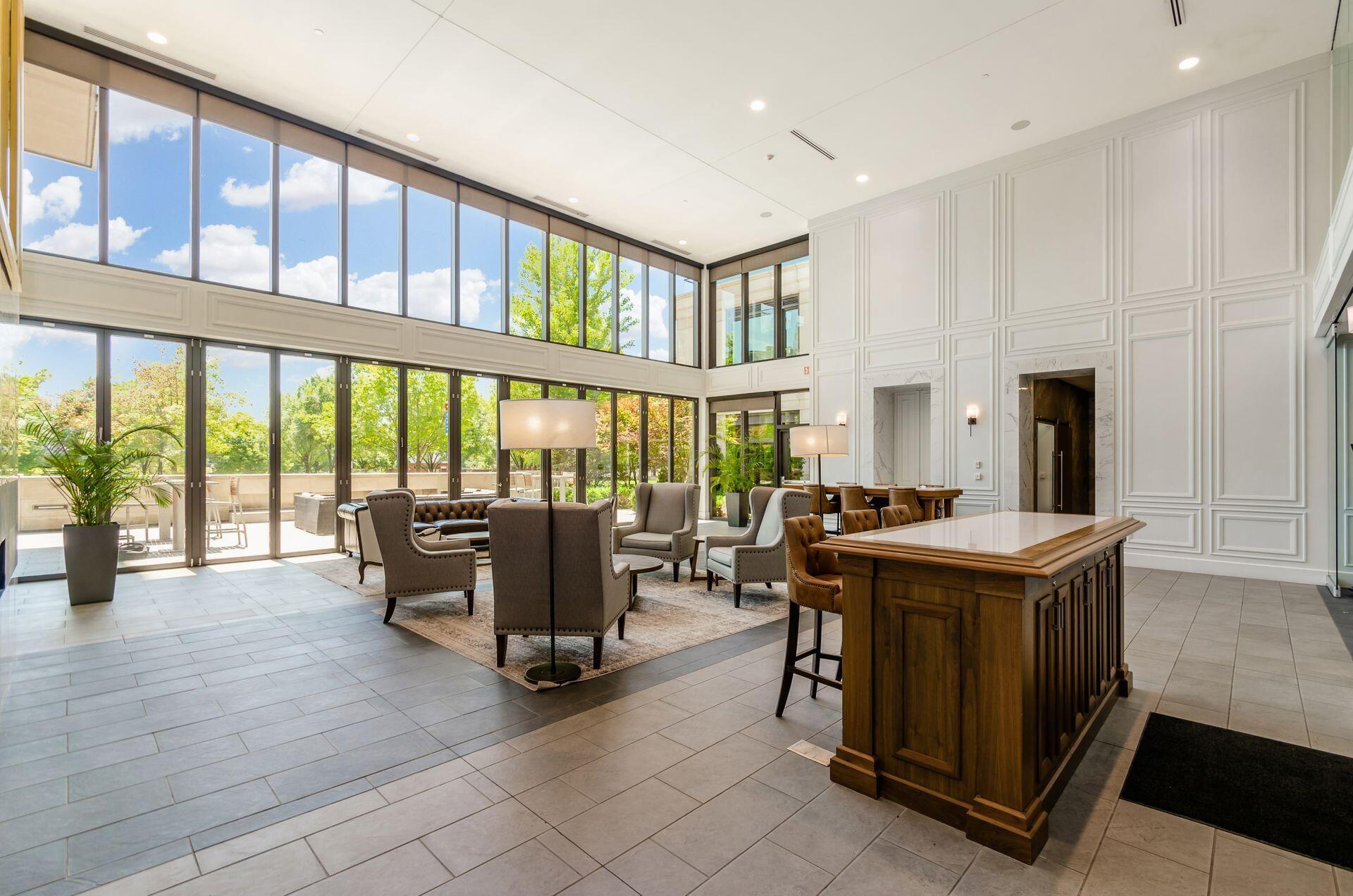 250 W Spring Street, 522