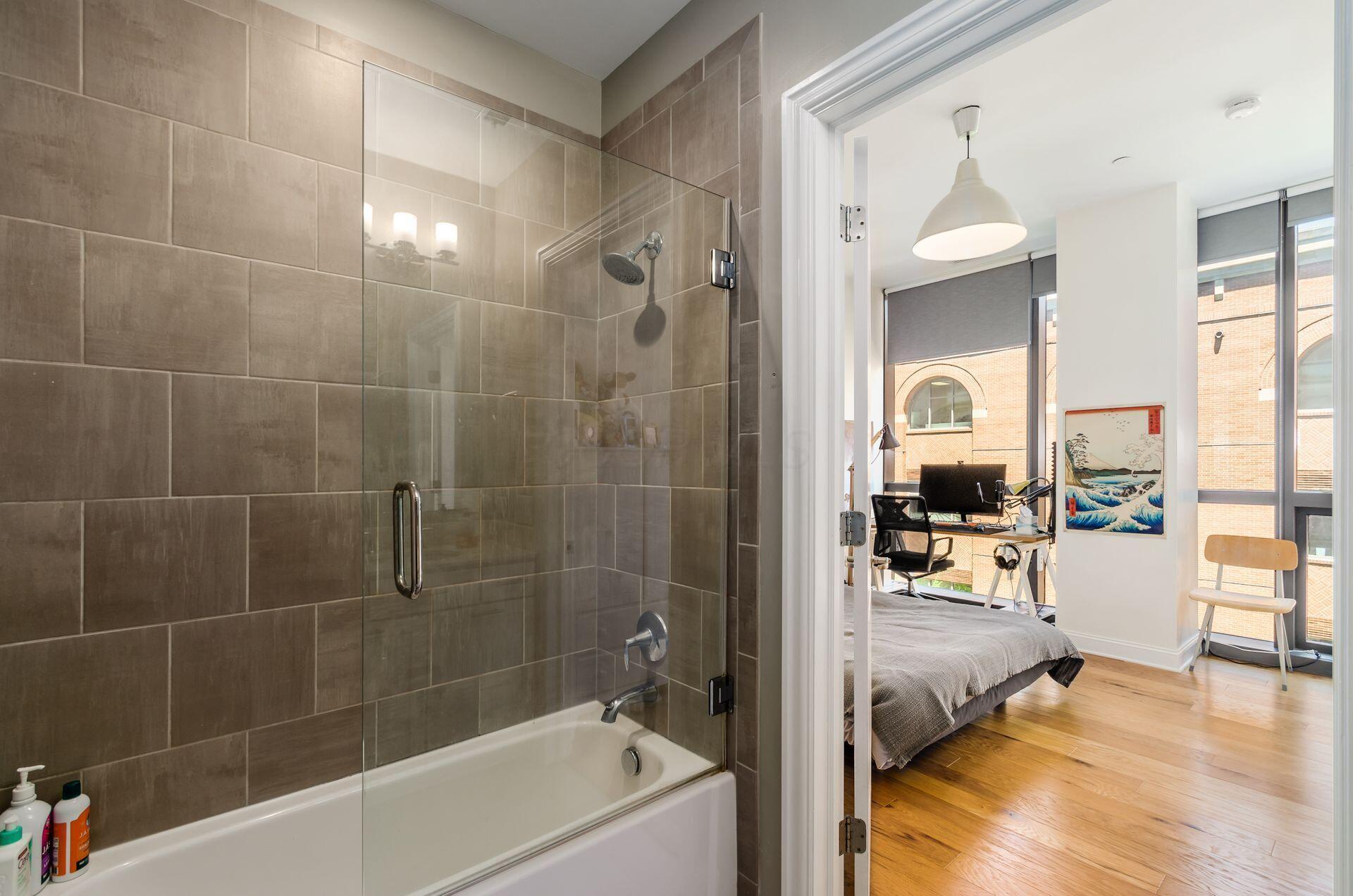 250 W Spring Street, 522