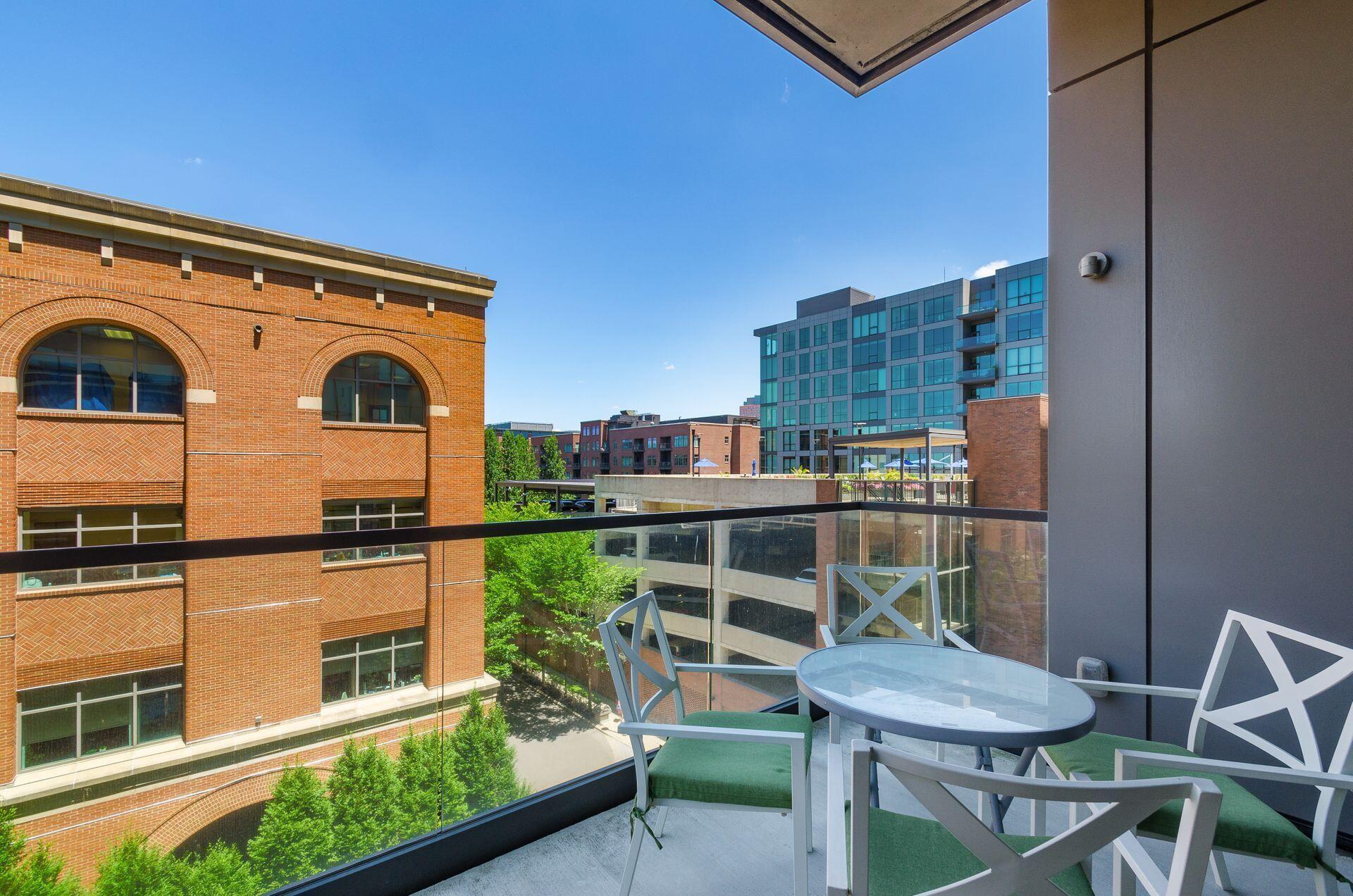 250 W Spring Street, 522