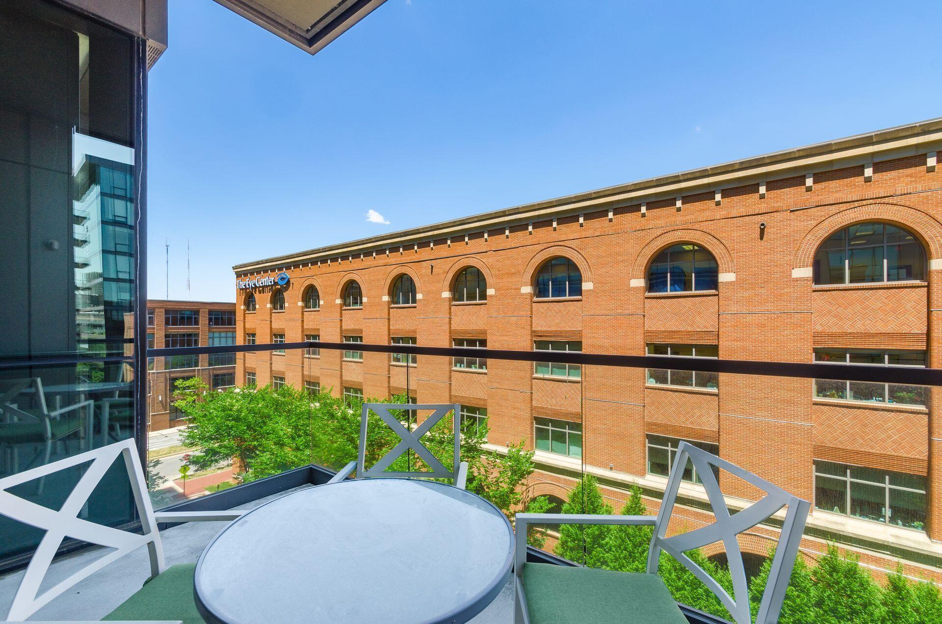 250 W Spring Street, 522