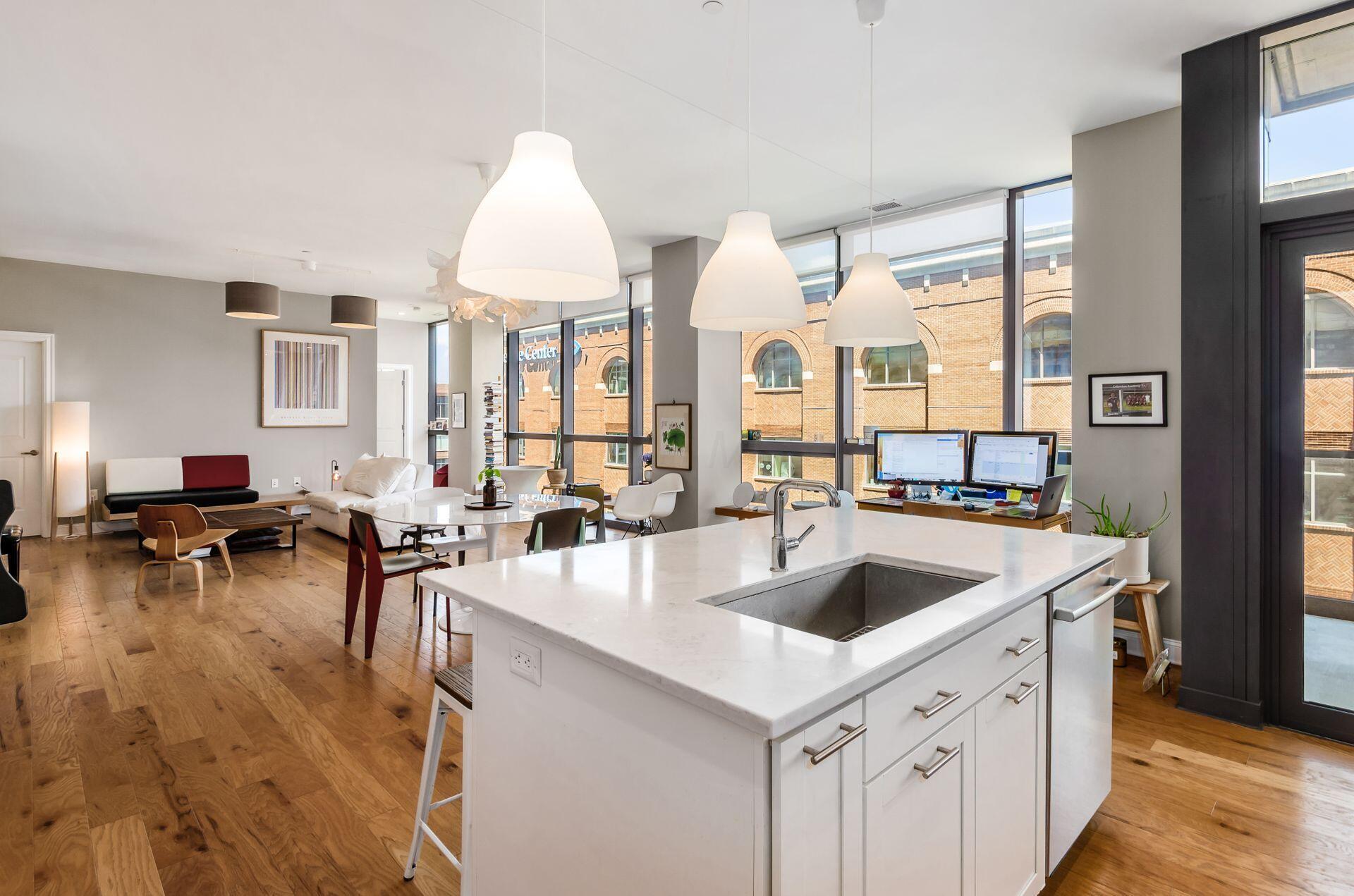 250 W Spring Street, 522