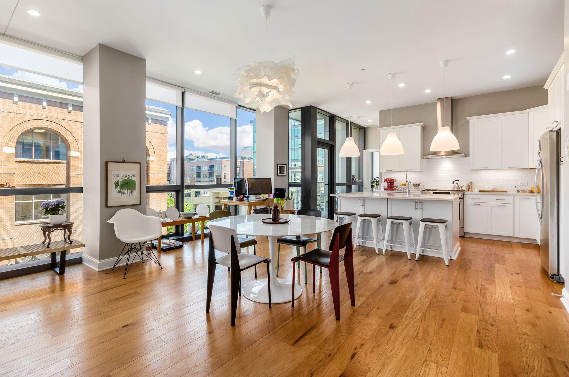 250 W Spring Street, 522