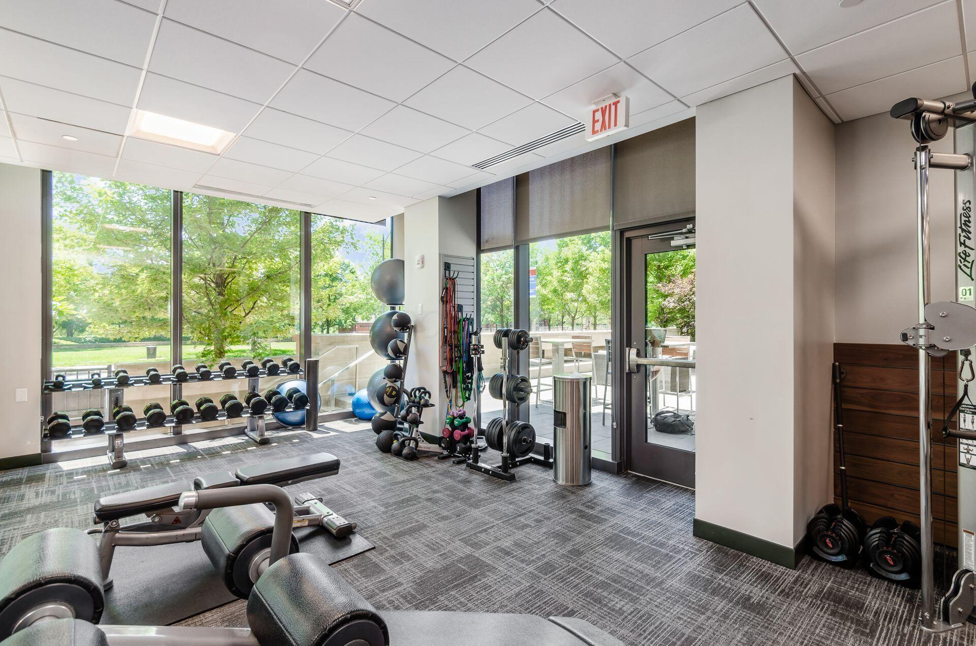 250 W Spring Street, 522