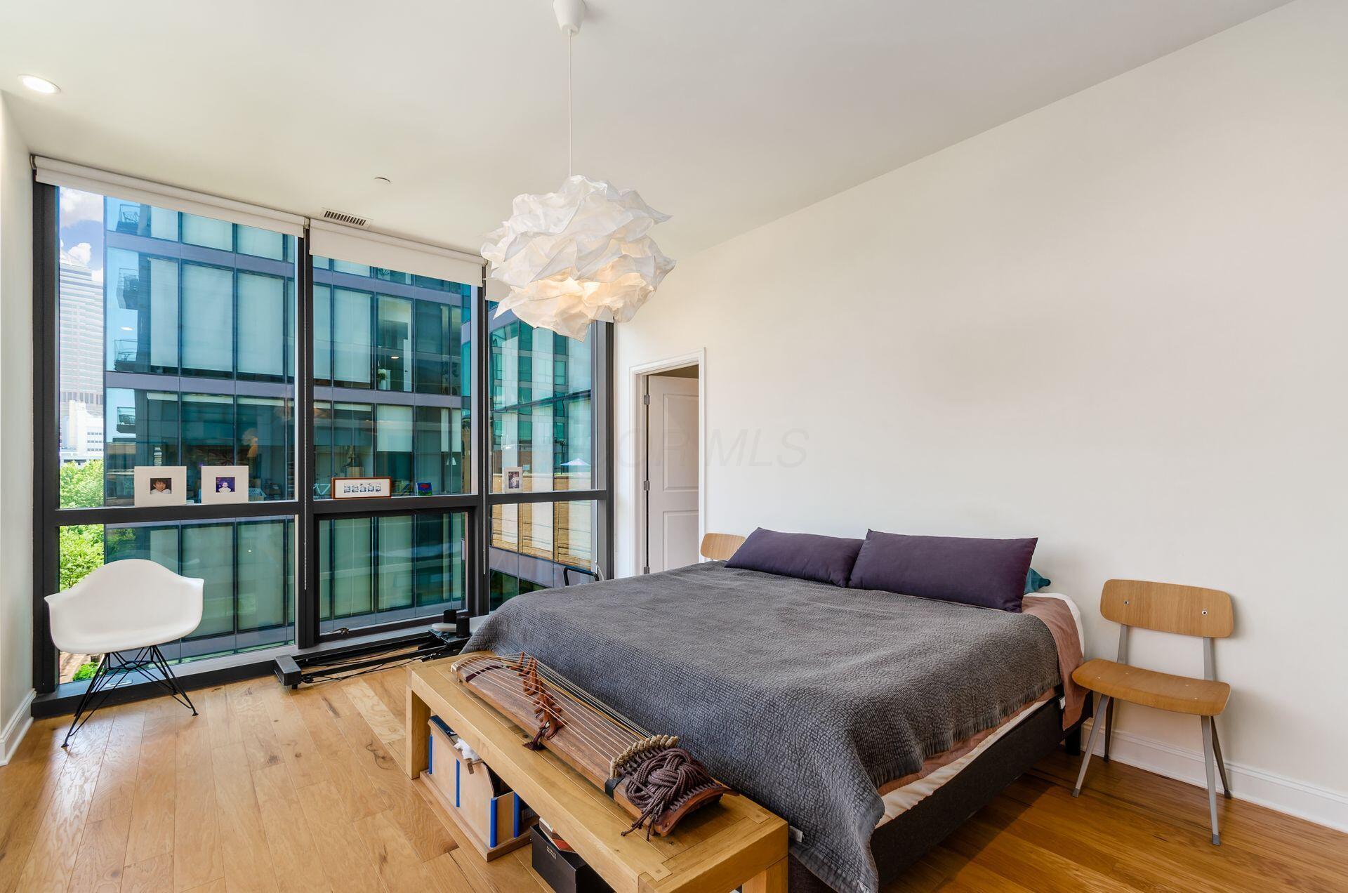 250 W Spring Street, 522